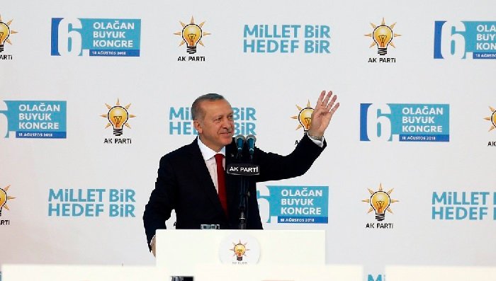 أردوغان يتلقى التهاني بإعادة انتخابه رئيساً لـ “العدالة والتنمية”