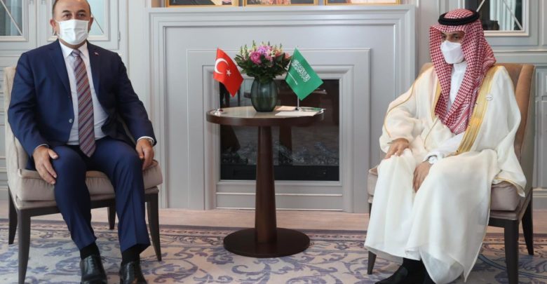 تشاويش أوغلو يلتقي نظيريه السعودي والكويتي