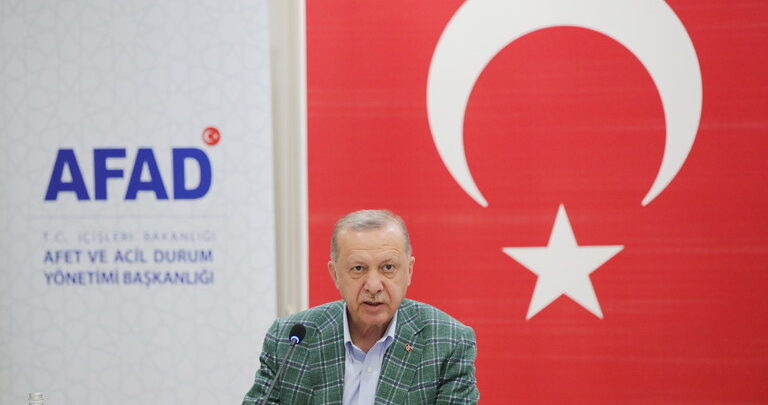 أردوغان يتعهد ببدء أعمال البناء في الأماكن المتضررة من الحرائق في غضون شهر