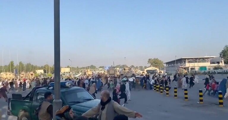 تركيا تجلي 324 شخصا من أفغانستان مع احتدام الاضطرابات هناك