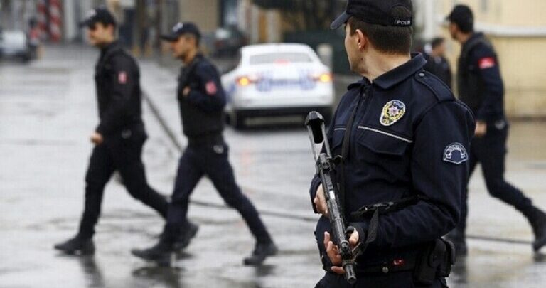 الدفاع التركية: إلقاء القبض على 471 شخصا حاولو دخول البلاد بطرق غير قانونية الدفاع التركية: إلقاء القبض على 471 شخصا حاولو دخول البلاد بطرق غير قانونية