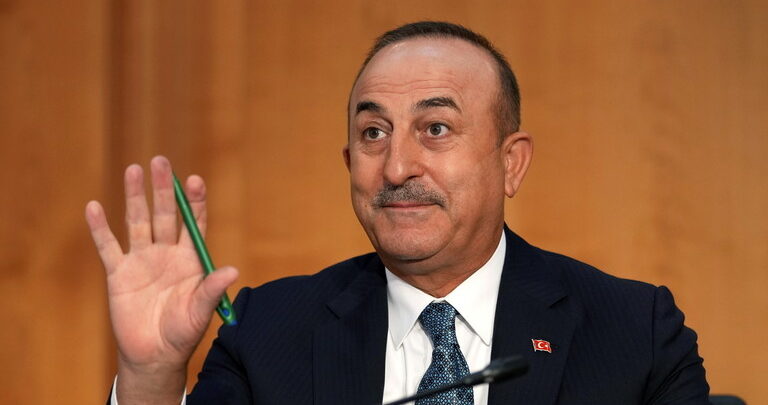 تشاووش أوغلو يبحث مع حمدوك تطورات الأوضاع السياسية في السودان