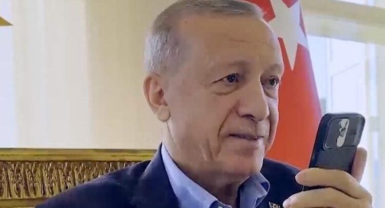 أردوغان يطمئن على صحة فتاة قضت 248 ساعة تحت أنقاض الزلزال