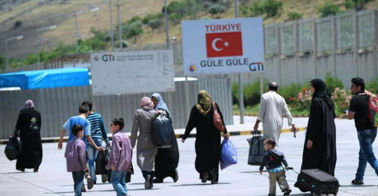 عشرات الاف السوريين يغادرون تركيا