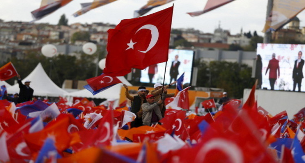 استقالة 300 شخص من حزب داود أوغلو وانضمامهم لأردوغان