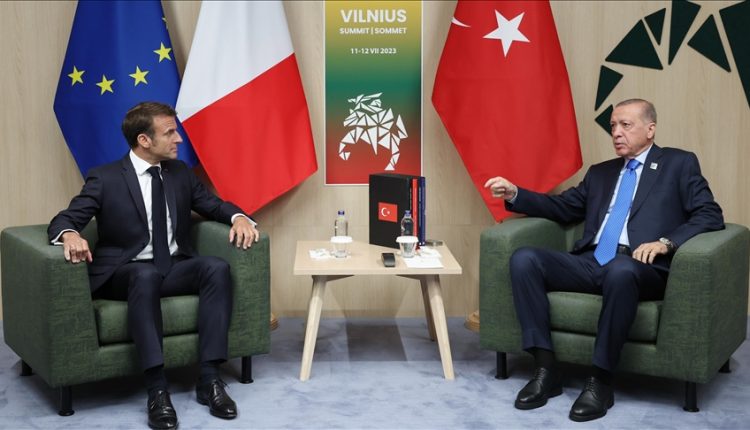 أردوغان يلتقي نظيره الفرنسي ماكرون على هامش قمة الناتو أردوغان يلتقي نظيره الفرنسي ماكرون على هامش قمة الناتو