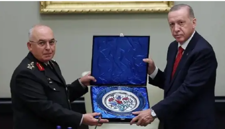 والدموع تُغرق عينيه.. أردوغان يودع قائد القوات البرية بعد إحالته للتقاعد