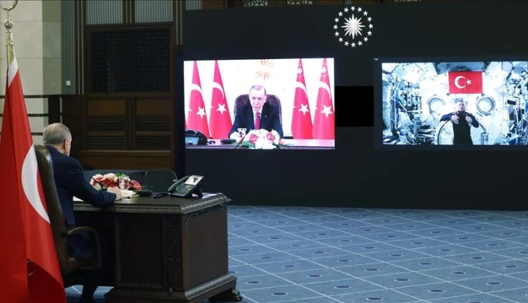 أردوغان يجري اتصالا مع رائد الفضاء التركي بالمحطة الدولية
