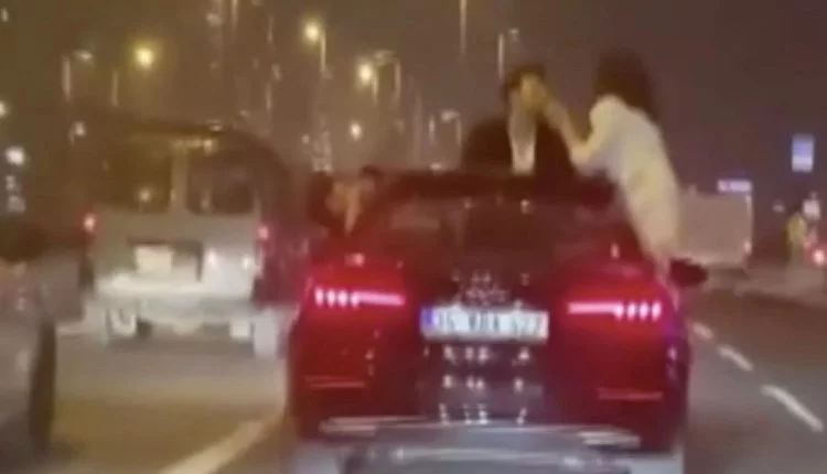 قبلات ورقص في وسط الازدحام تثير ذهول إسطنبول