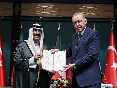 الرئيس أردوغان يقلد أمير الكويت وسام الدولة التركية الرئيس أردوغان يقلد أمير الكويت وسام الدولة التركية